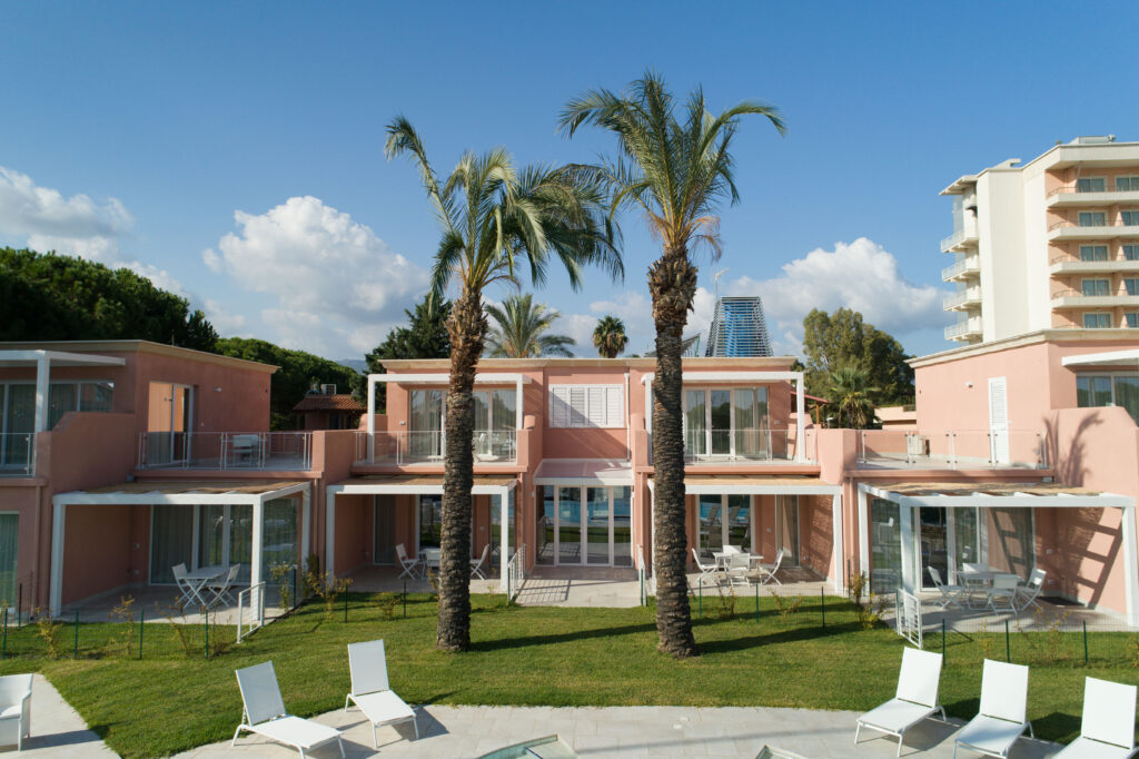 Progettazione giardino hotel con piscina e aree relax